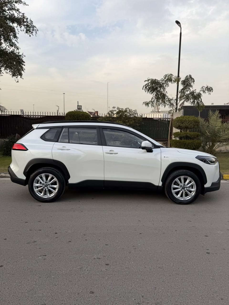 السلام عليكم 
كورلا كروز الفول مواصفات 
موديل 2025

ماشيه الفين فقط 

رقم بغداد باسمي هزه وسنويه وارقام كلها جدد 

(سويجات الشركه + الارضيات كلهن جدد وياها )

فول مواصفات 
جلد لونين 
كشن كهرباء 3 حركات
اربع كامرات 
بلوجكتر
اريل نفكيشن 
حمالات سقف
مطريات بلادي
سلايد 
بصمه 
تحديد مسار + رادار امامي 
اتو هولد + سايد بريك بصمه

كفالة عامة من كلشي

رايدها ب27 و300 وبيها مجال  
مكاني بغداد حي الجامعة وهذا رقمي ***********
*********** واتس اب
