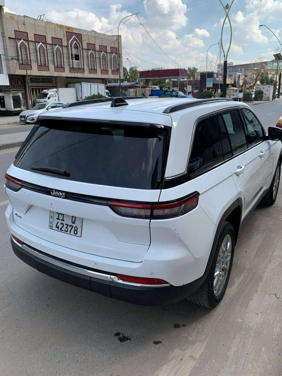 يرجى قرائه التفاصيل قبل الاتصال جيب كراند شيروكي 6 سلندر محرك 3600موديل ٢٠٢٢ السياره داخله سرقه كشر فقط اربع بوب وصندوق وبنيد يعني بدون حادث وراجعه قطع بلاديه اصليه نفس اللون يعني بدون صبغ حته الدعاميات بدون صبغ ماشيه 18 الف فقط  خمسه  راكب  السياره داخل جلد كشنات كهرباء تدفئه بلكشنات رادار امامي خلفي مانع تصادم توقف ذاتي رادرات جانبيه بلمري حساسات اماميه خلفيه  تدفئه ستيرن شاشه العدادات دجتل شاشه كار بلي صندوق كهرباء تبريد امامي خلفي اشاير بلمري ثلاث وضعيات قياده كير ماوس نظام منحدرات ويل كب كروم بك لايت لد سستم سماعات تشغيل عن بعد رقم بغداد بسمي شرط التحويل مكان السياره بغداد اعظميه السياره كامله برغي نقص ما بيها السعر 300ورقه  للاستفسار ***********
