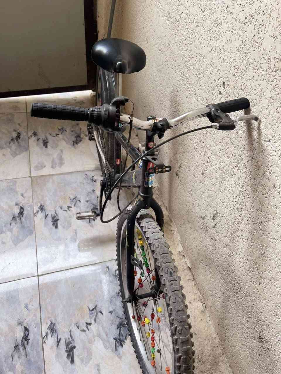 للبيع بايسكل جبلي
اللون: أسود
الحالة: جيدة بشكل عام

المواصفات:
إطارات عريضة مناسبة للطرق العادية والترابية
بيه رفارف للأمام والخلف
بيه بريكات يدوية
بيه زينة ملونة على أسلاك العجلات

ملاحظة:
العگرب (تبديل السرعة) الخلفي عطلان ويحتاج تصليح بسيط.

السعر: 30 وبي مجال


**إذا كنت صاحب هذا الإعلان وتريد حذفه لأي سبب، رجاءا أرسل رسالة إلى الدعم الفني**
