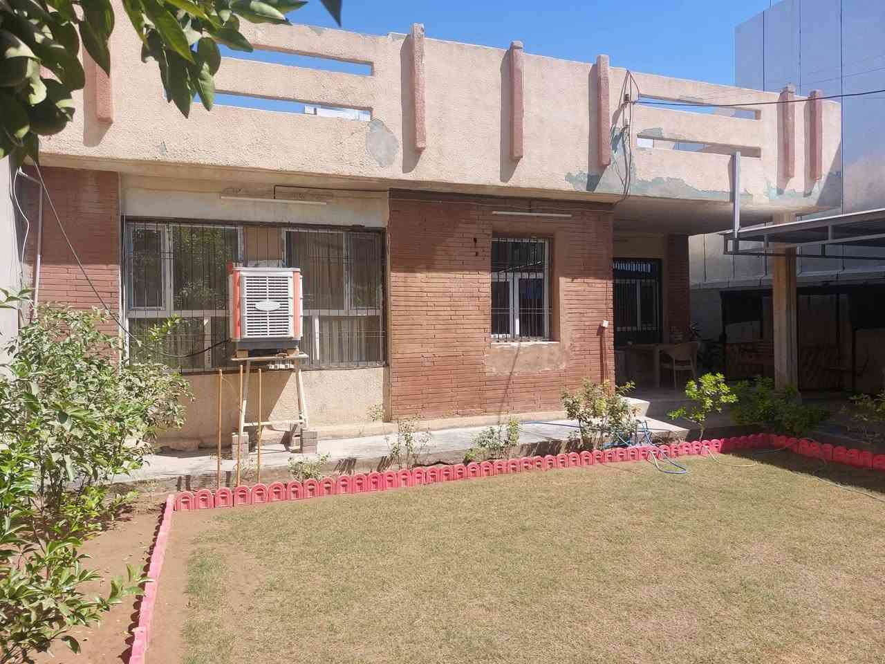 للبيع بسعر مناسب عقار تجاري ركن طابو صرف باسم شخص واحد المساحة ٣٩٣م مع فضلة ٥٧م ويحتوي  على ٧ محلات مع شقة مؤجر بالكامل مع دار يحتوي على ٣ غرف نوم واستقبال وحمام عدد ٢ ومطبخ مع كراج وحديقة البناء قديم يصلح للسكن العنوان تسعين فرع البدالة  للاستفسار والتواصل اتصل على الارقام التالية *********** او ***********
