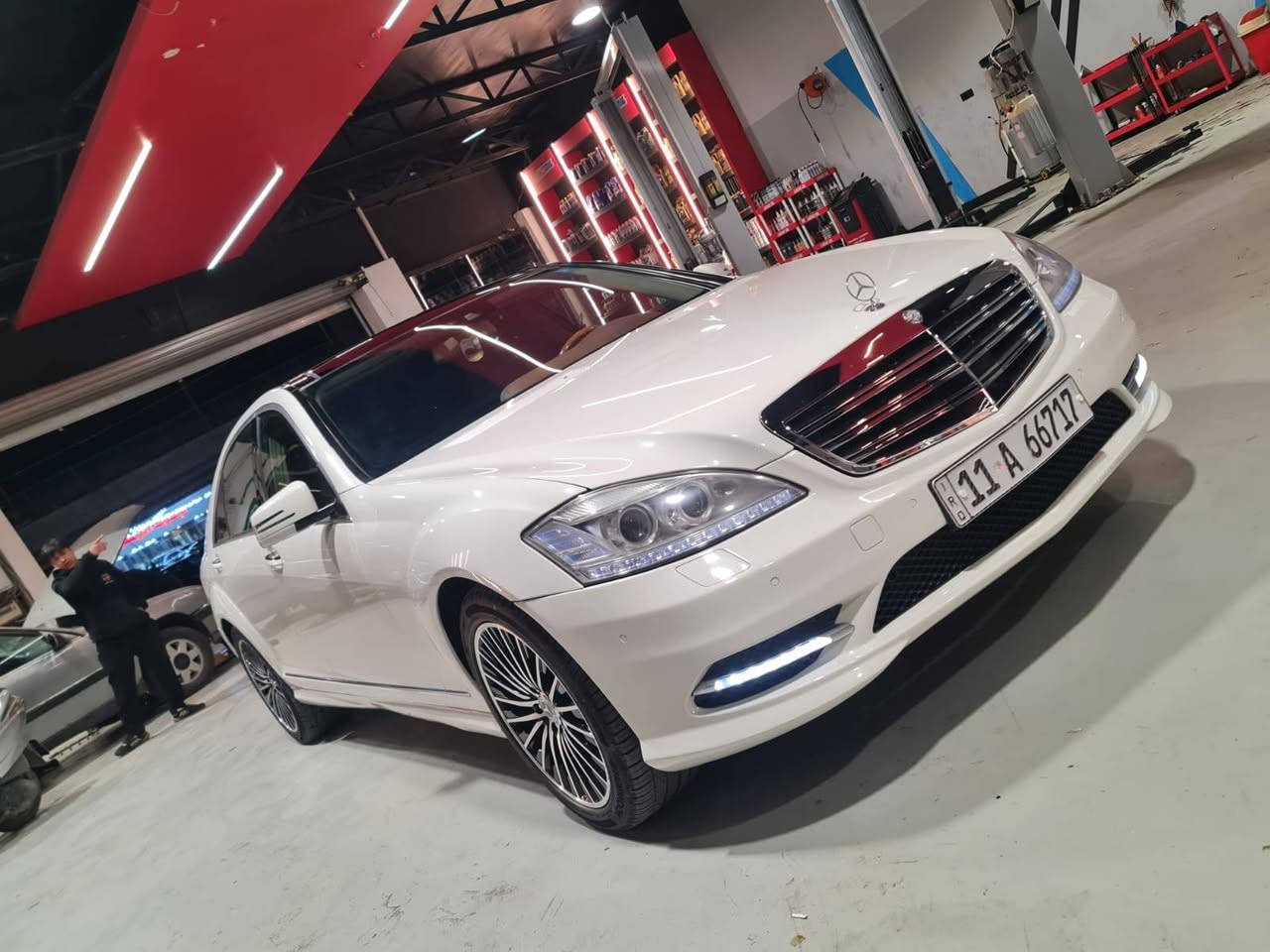 فلوجة السعر 215$خليجي مكفوله
لعشاق الفخامة ( مارسيدس خليجي ) 
مارسدس / S 350 محرك 6 مرغوب تنفس طبيعي , لارج باب طويل 
موديل 2009 (اصل) محدث 2013  
 ماشيه حقيقي (209 ألف KM) 
لون ابيض ثلجي مميز لون الداخل حمصي 
(السياره رقم بغداد) 
السياره حلوه وكامله ومال جناي . 

مواصفات السيارة ...
-محرك 6 سلندر تنفس طبيعي المرغوب ,  كير أوتو تعليک
-سقف بانوراما 
-اربع ابواب بصمة
-اربع ابواب شفط
-شفتات ستيرن
-تبريد قطعتين
-شاشة اصلية بنظام تحويل بين الكار بلي والشاشة الاعتيادية
-باب طويلة , مقعد خلفي  رئاسي
-4 كشنات جلد تدفئه تبريد
-جكات رفع السيارة 
-جنطه شفط , سايد بريك بصمة
-تلفون و ماوس
-بردات كهرباء 
-ستيرن كهرباء متحرك
-مقاعد كهرباء + تدفئة تبريد
-مري شفط وقلاب + أشاير
-3 وضعيات قيادة خزن ميموري
-سستم سماعات هارمن كاردون
-سيدي changer 
-حساسات امامي خلفي
-مثبت  ومحدد سرعة
-انارة الداخل والدشبول 
-ويل كب  حجم 19
-(وبعد بيها هواي مواصفات)
-السياره خليجي بدون صبغ 
والسياره كاملة والكمال ل لله وبدون اي نقص

مكان السيارة :فلوجة

رقم صاحب السيارة
 ***********
***********
سعر 215$
