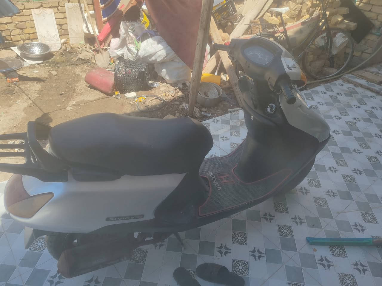 البيع كله شقال شاير عدادت جنطه سويجه الصلي بيه دخانه بيضه  ستوه باديه بيه سعره خمسميه وخمسين هاذه رقمي ***********
