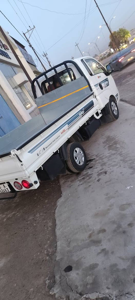 سلام عليكم كية حمل 2700 موديل 2023 رقم صلاحدين انكليزي شرط تحويل شرط محرك وشاصي وصبغ سيارة جديد ماشي 90 فقط عنوان موصل جانب الايسر سعرها 157 رقم الهاتف *********** //***********
