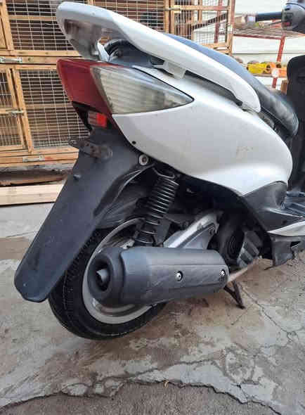 سلام عليكم سكنس نثيه ياباني سرعه 110دراجه مكفوله كفاله عامه صارلها 9اشهر نازله رمبه تقريبا نكره سلف وهندر بكل وقت مكينه خير من الله لاتبخير لانضوح لاتنقيص ناعمه شلعه معدل كهرباءيات كلها شغاله لايت زنون اشاره يمنه ويسره هورن دشبول بريكات  كيج بانزين دبلات دوشمه كله نضيف دراجه انكر سلف وطلع رايدها ب425وبيها مجال حق اجيه  مكاني بغداد البلديات لتواصل واتساب او اتصال *********** بغداد
