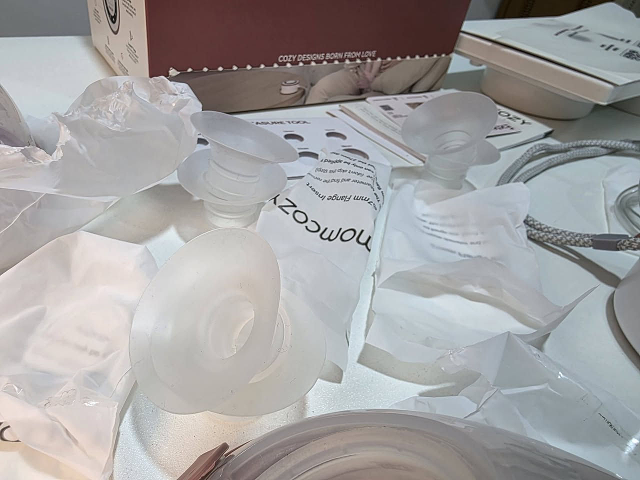 مضخة حليب الأم الكهربائية الذكية (ملاطة)

 Momcozy V1 Pro (Hospital-Grade Suction) المزدوجة، غنية عن التعريف والأكثر طلباً وراحة للأمهات 

((بيع مستعجل وبسعر مغري))

​✨ تفاصيل ونظافة القطعة:

​مدة الاستخدام: شهرين فقط وبشكل خفيف جداً.

​الحالة: نظيفة جداً وبحالة مميزة (أخت الجديدة تماماً) ومع كامل ملحقاتها والكرتون الأصلي كما موضح في الصورة.

​التعقيم: تم تعقيم وتنظيف القطع بالكامل وبعناية فائقة، جاهزة للاستخدام الفوري بأمان تام.

​💡 الأنماط الذكية لتوفير أقصى درجات الراحة:

​نمط المساج والتحفيز (Stimulation Mode): يحتوي على مستويات مخصصة لعمل مساج لطيف يحاكي الرضاعة الطبيعية للطفل، مما يساعد على تحفيز تدفق الحليب (Let-down) بسهولة وبدون أي ألم.

​نمط الشفط الفعلي (Expression Mode): مستويات متعددة بقوة شفط طبية وعميقة لسحب الحليب بكفاءة وسرعة عالية لتوفير الوقت.

​النمط المختلط الذكي: يدمج بين المساج والشفط تلقائياً لراحة مثالية وضمان تفريغ مريح وسريع.

​🔋 أداء البطارية والشحنة الواحدة:

​بطارية ضخمة مدمجة (قابلة لإعادة الشحن): تكفي الشحنة الواحدة الكاملة لتشغيل الجهاز لمدة تصل إلى 150-180 دقيقة من الاستخدام المستمر.

​عدد الجلسات بالشحنة: يمنحكِ من 5 إلى 6 جلسات شفط كاملة (بمعدل 30 دقيقة للجلسة الواحدة) دون الحاجة لإعادة الشحن، مما يجعله مثالياً للخروج، السفر، أو الاستخدام في العمل بكل حرية وبدون قلق.

​🛠 مميزات إضافية:

​قوة شفط طبية (Hospital-Grade): قوة احترافية تضمن تفريغاً كاملاً ومريحاً.

​محرك ذكي وهادئ جداً: شاشة رقمية LED واضحة ومضيئة للتحكم بالأنماط، مع مؤقت لمعرفة وقت الجلسة وقفل أمان، وصوت هادئ جداً لا يزعج الطفل أثناء النوم.

​سعر الشراء 290 الف 🔴

سعر البيع 160 الف قفل (السعر غير قابل للتفاوض) 🟢

📥 للتواصل والاستفسار أو الشراء: كتابة تعليق ليتم التواصل معكم على الخاص وشكرا

يتوفر توصيل لكافة محافظات العراق


**إذا كنت صاحب هذا الإعلان وتريد حذفه لأي سبب، رجاءا أرسل رسالة إلى الدعم الفني**