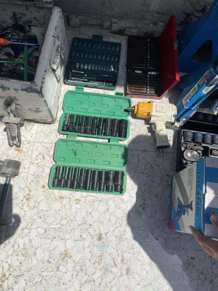 دوکانێکی کامل بۆ فرۆشتن 
کۆمپرێسەر ٢٥٠ لتر
تاقم بۆکس و ئیسپانی
جەگی ٤ تەن 
دەمانچەی هەوا 
سعری هەر هەموی 5گەڵا 
***********
