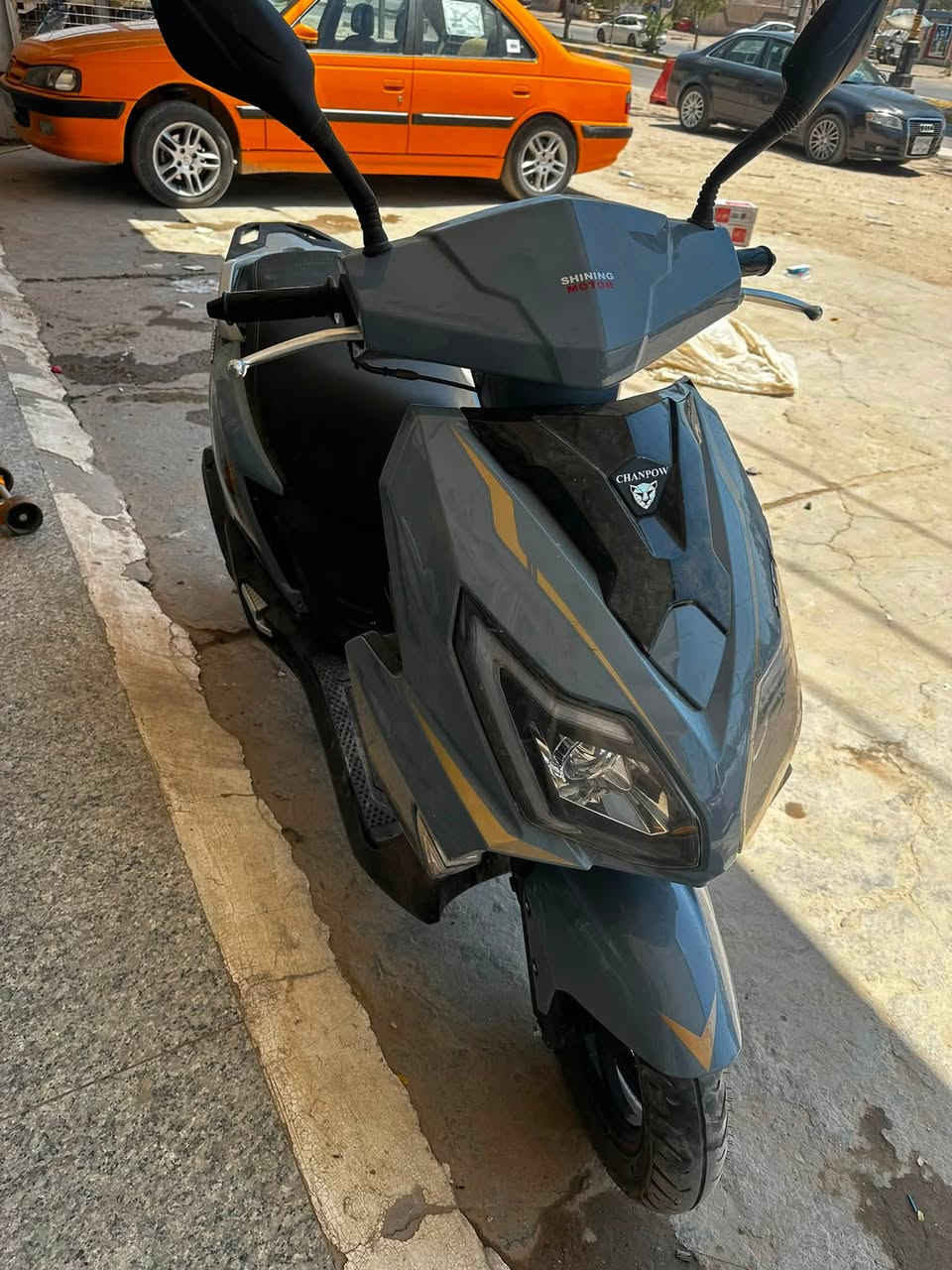 سلامً عليكم دراجه للبيع اسمها شايننك جديده بيها فقط الكفر الامامي طاك  سعرها بلسوك مليون و650 الف الله شاهد 
اني رايدها مليون وميه وبيها مجال ***********
