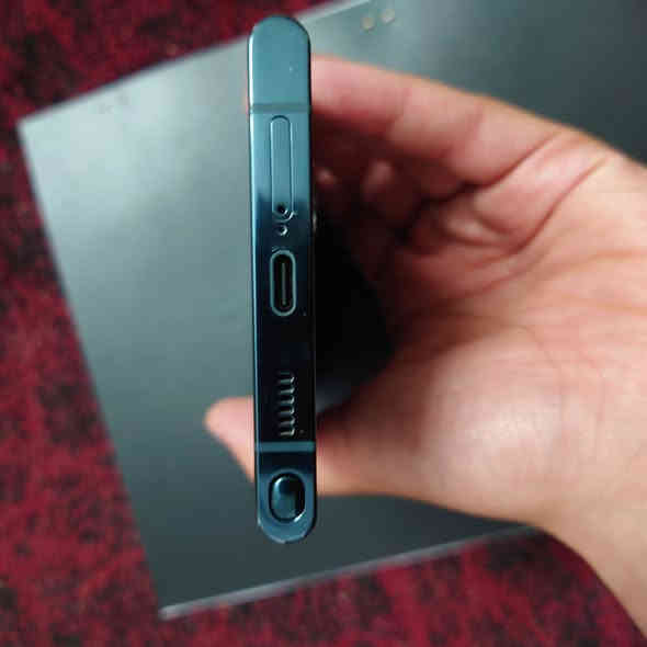 السلام عليكم 
سامسونج s22الترا 
لونه💚 جهاز بي نقطه 
اصغيره من فوك مامئثره 
عليه وبي بالركن فطر بالكلاس 
صغير وما مائثرات بي الجهاز 
وياه الكارتونه مالته الاصيله
رقم ***********
مكاني بغداد قرب مرور
تاجيات السعر460
