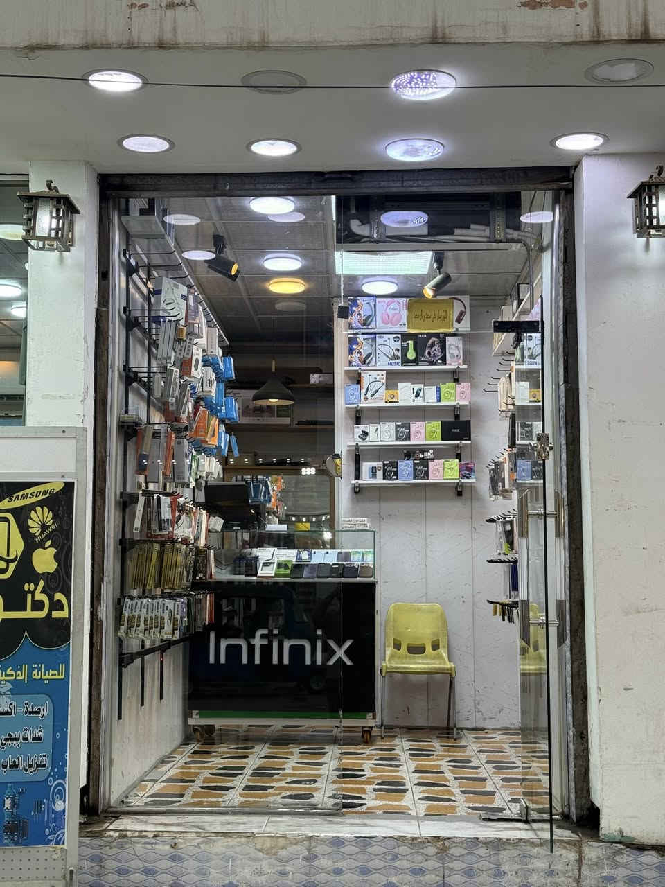 محل للبيع مختص بإكسسوارات الموبايل، يشمل بيع كفرات الموبايل، السماعات، استنساخ البرامج والملفات، مع توفر رفوف وتجهيزات كاملة للعمل.
المحل جاهز للعمل مباشرة ويقع في موقع جيد مع زبائن دائمين.
مكان المحل شارع قطاع ٢٨ مقابل معرض بيروت 
سبب البيع بسبب عدم التفرغ المحل يشتغل الحمدلله خيرمن الله

للاستفسار ومعرفة باقي التفاصيل يرجى التواصل على الرقم: (***********)
