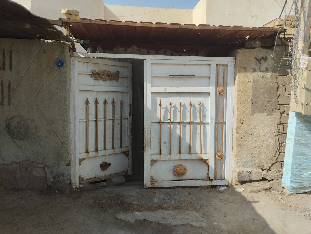 بيت للبيع قرب صيطرة البوعضم عمود 17غرفتين وديوانيه وصاله وحمامات داخليه وخارجيه وحديقه خلفيه وغرفه بلحديقه مامعكوده طريق المشايه يبعد عن الشارع العام 60متر مساحه البيت 200م مدرسه بلباب ماي مجاري اي ستفسار خاص على هاذه الرقم ***********
