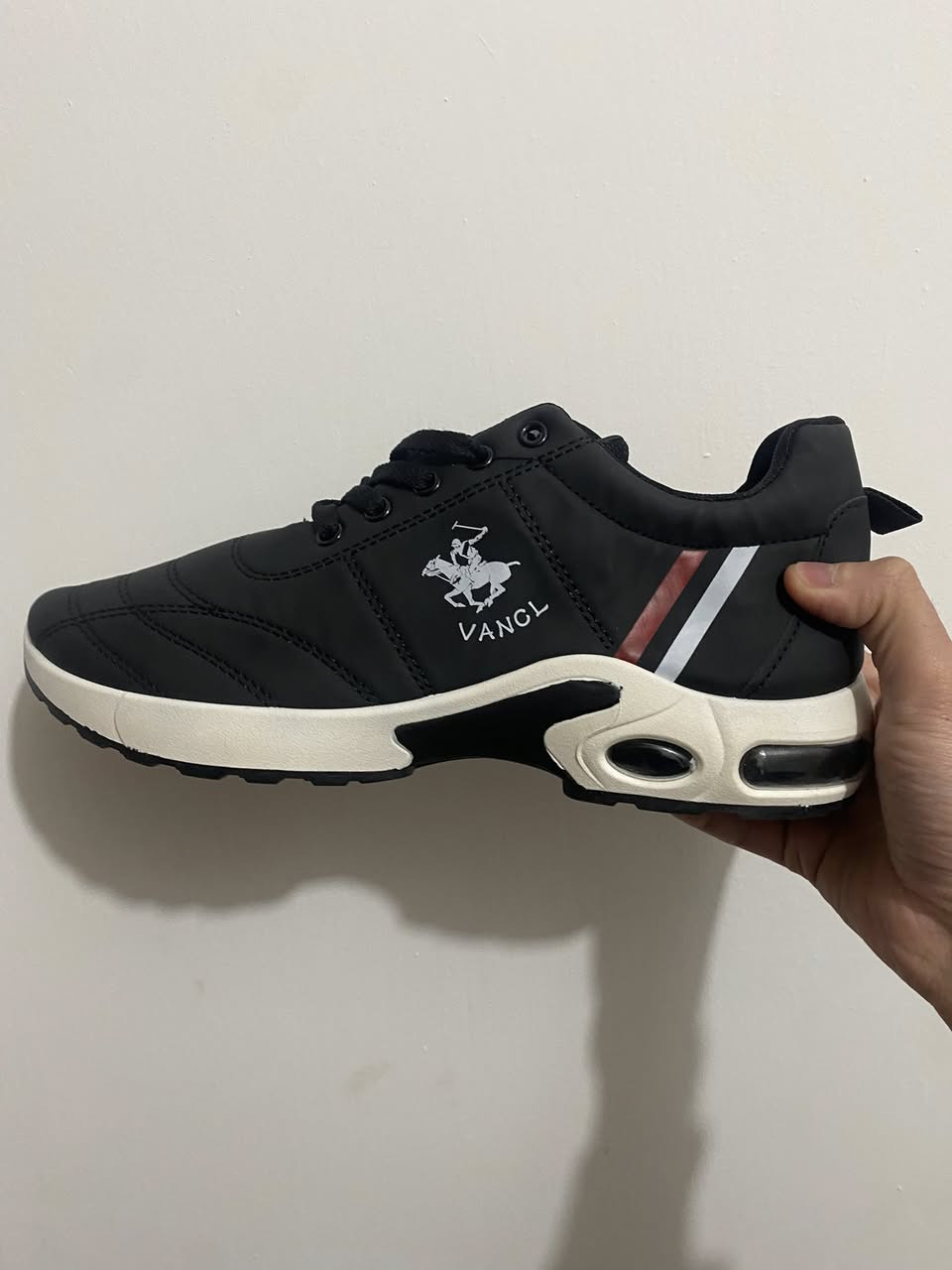 سلام عليكم متوفر أحذية شبابي قطع اخيرة  القياسات من 39 الى 43 موديلات مختلفة سعر القطعة بس 7 ألاف دينار توصيل مفتوح داخل سامراء فقط للحجز راسلني خاص او واتساب ***********
