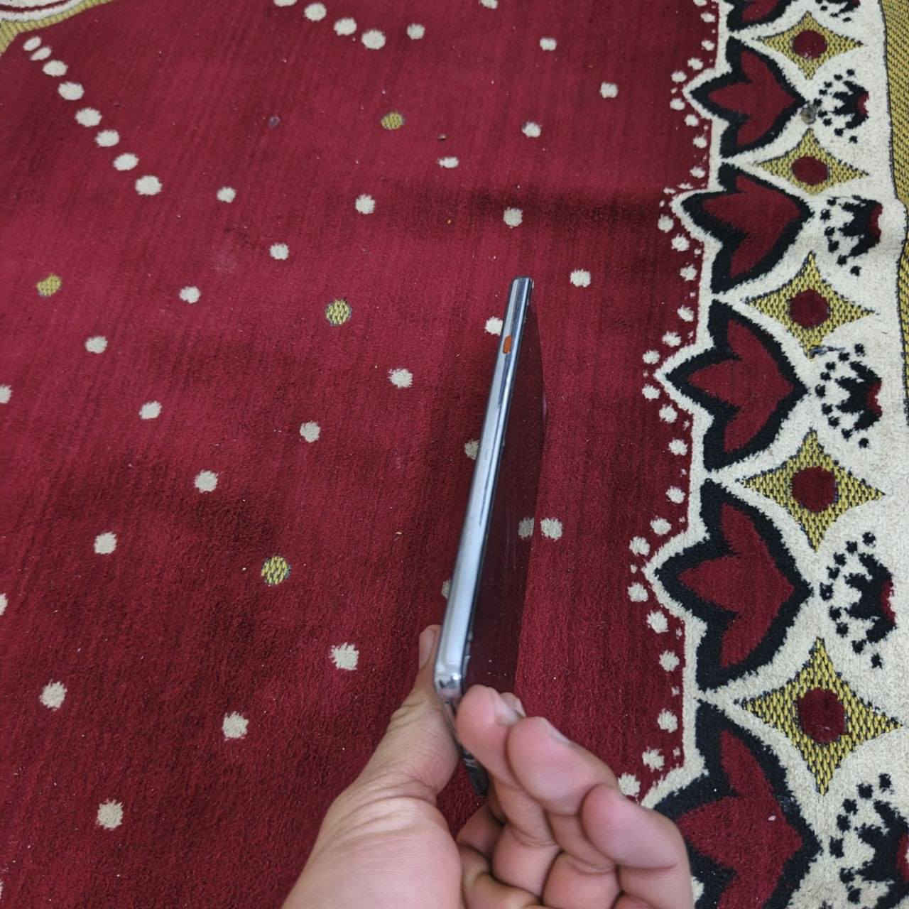 كامون 40 5G نضافة 90بلمية صارلي شهرين من اخذتة
ضمان إذا بي أي خلل أو مفتوح 
السعر 300 وبي مجال بسيط
مكاني الرئاسه شارع 20 
***********
