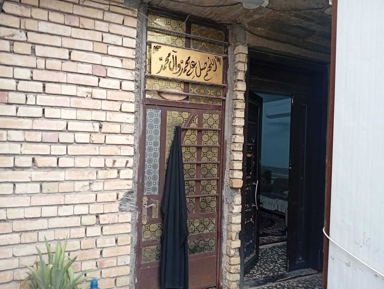 سلام عليكم
بيت حي جهاد ديوان المخابرات 
شارع 15 محله 873/ز50
مساحه 130 واقع حال 143 واجهه 6-ونص
نقص فقط واجهه 
بناء 2019 طابق ارضي غرفه منام حولي مطبخ صاله منور صحيات منور خلفي
طابق الاول غرفه سويت خلفيه وغرفه امامي كبيره 
طابق الثاني غرفه وسطح 
للاستفسار الاتصال بالرقم واتساب فقط 
***********
@إشارة
