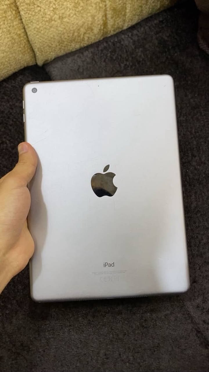 ايباد جيل السادس 
نضافة 95/100 
مامبدل بي شي 
ذاكرة 128 
تحديث 17.7 
ايباد يدعم 60 فريم ببجي 
، السعر ٢٠٠تواصل خاص او تصال عل رقم ***********
***********

