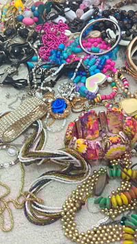 شلعة إكسسوارات • قلايد وسوارات • أكثر من ١٠٠