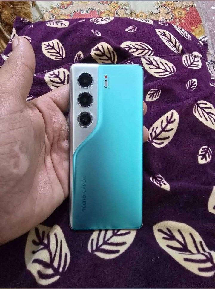 للبيع جهاز Tecno Camon 40 Pro 
الذاكرة: 256GB 
العشوائي: 16GB 
الحالة: بي فطور خفيفه مماثر عل لمس شغال 100% 
السعر: 250 الف دينار وبي مجال
العنوان: بغداد - مدينة الصدر
للاستفسار : *********** وتساب 
ملاحضه بي لزكه ام الماده تحتاج استبدال
