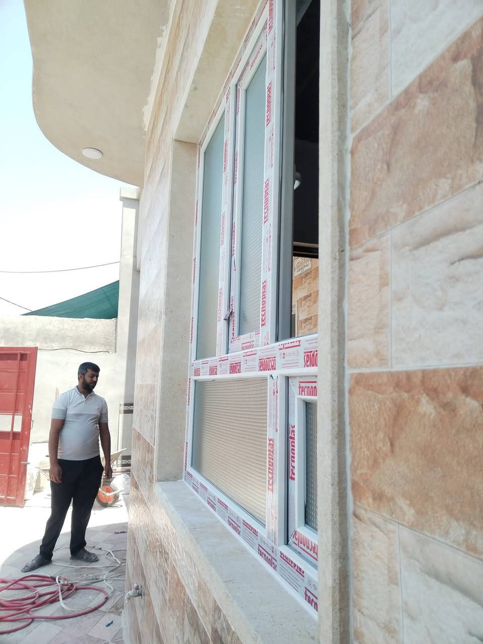 العنوان: حي الانتصار شارع 30 مقابيل مدرسه ناضم الطبقچلي 
؛ 
معمل: الجوهرة 
لعمل الأبواب والشبابيك البلاستك والزجاج 
بنسبه للنوعيه فقط الثقيل رغم واحد شرط 
للتواصل:
***********
***********
