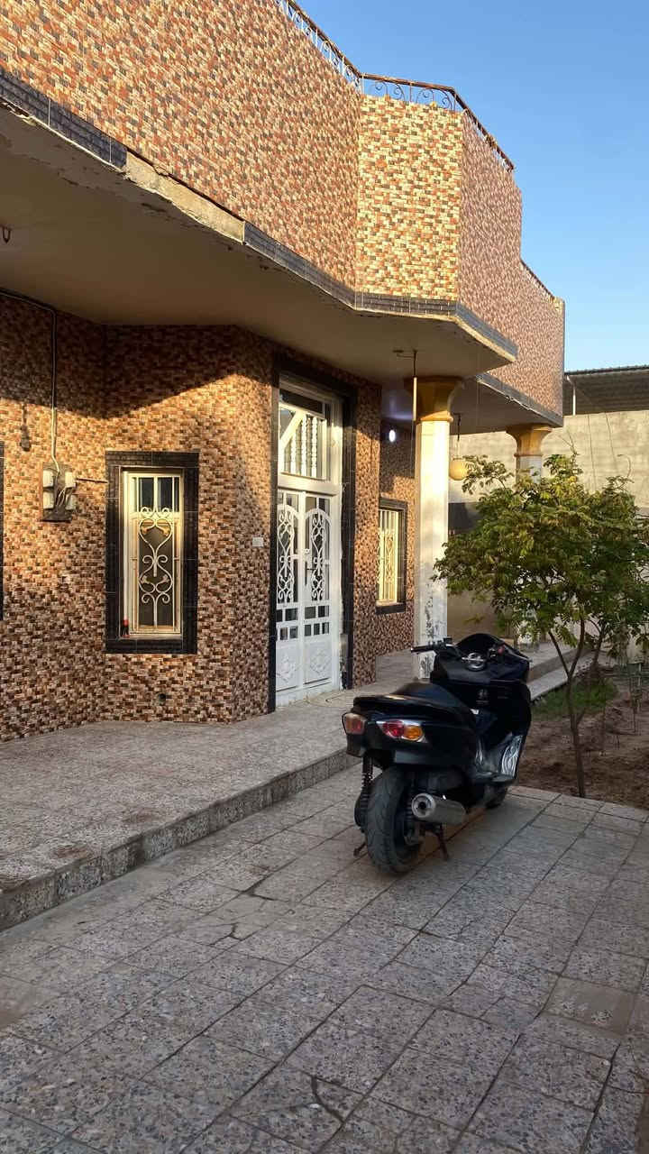 بيت مساحة 320 مساحة البناء 300 بناء 2017 زراعي سهم بالطابو ، يحتوي على غرفتين وصالة واستقبال ومطبخ وحمامات 2 داخلية وصحيات 2 داخلي وخارجي وگراچ وحديقة ومخزن ومساحة ترك ع جهة البيت تسع لبناء غرفة خارجية ، سعر البيت 115 وقابل للتفاوض للتواصل ***********
