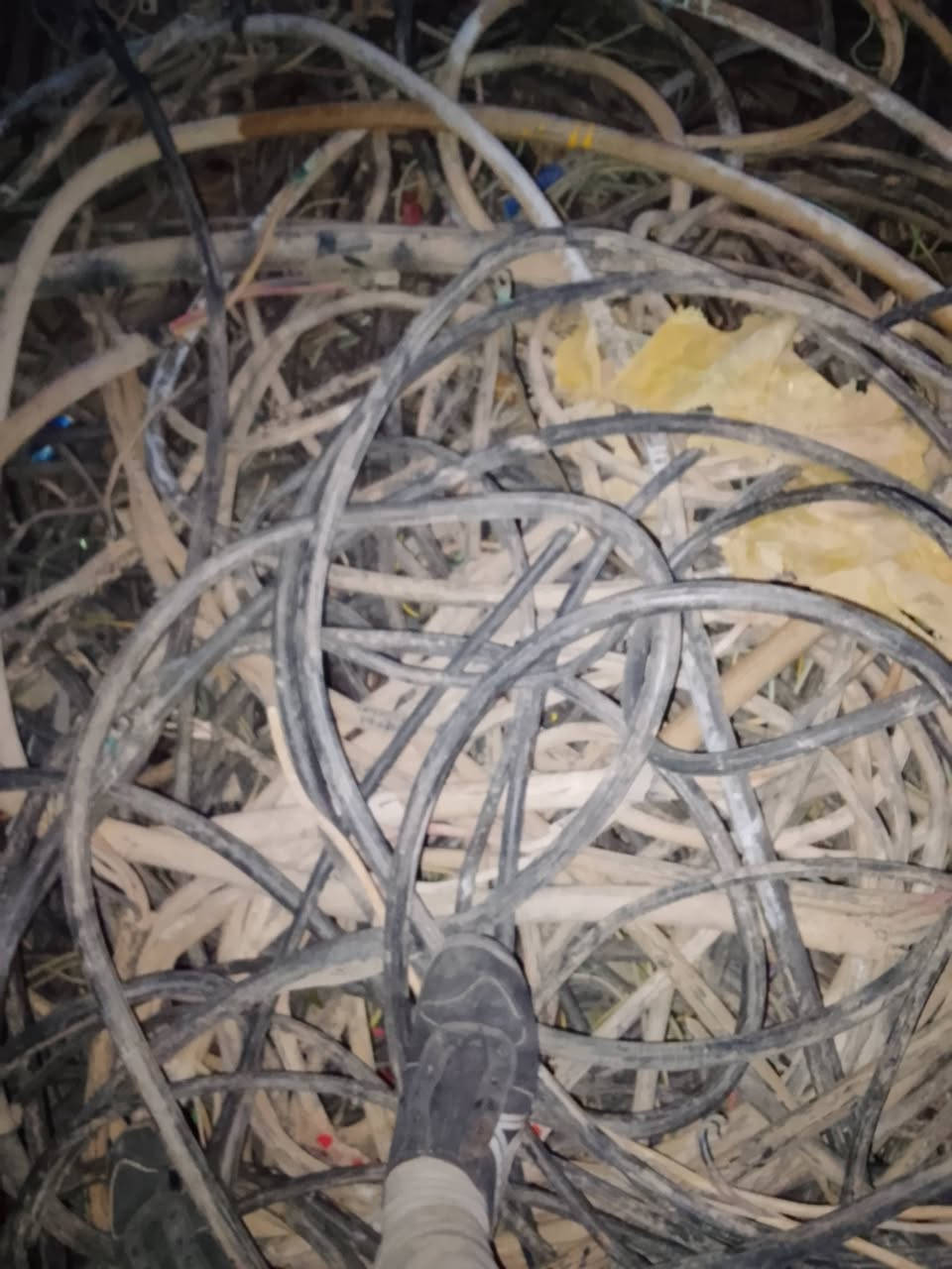 نحاس للبيع مطروح كمية تقريبا طن ونصف ***********
