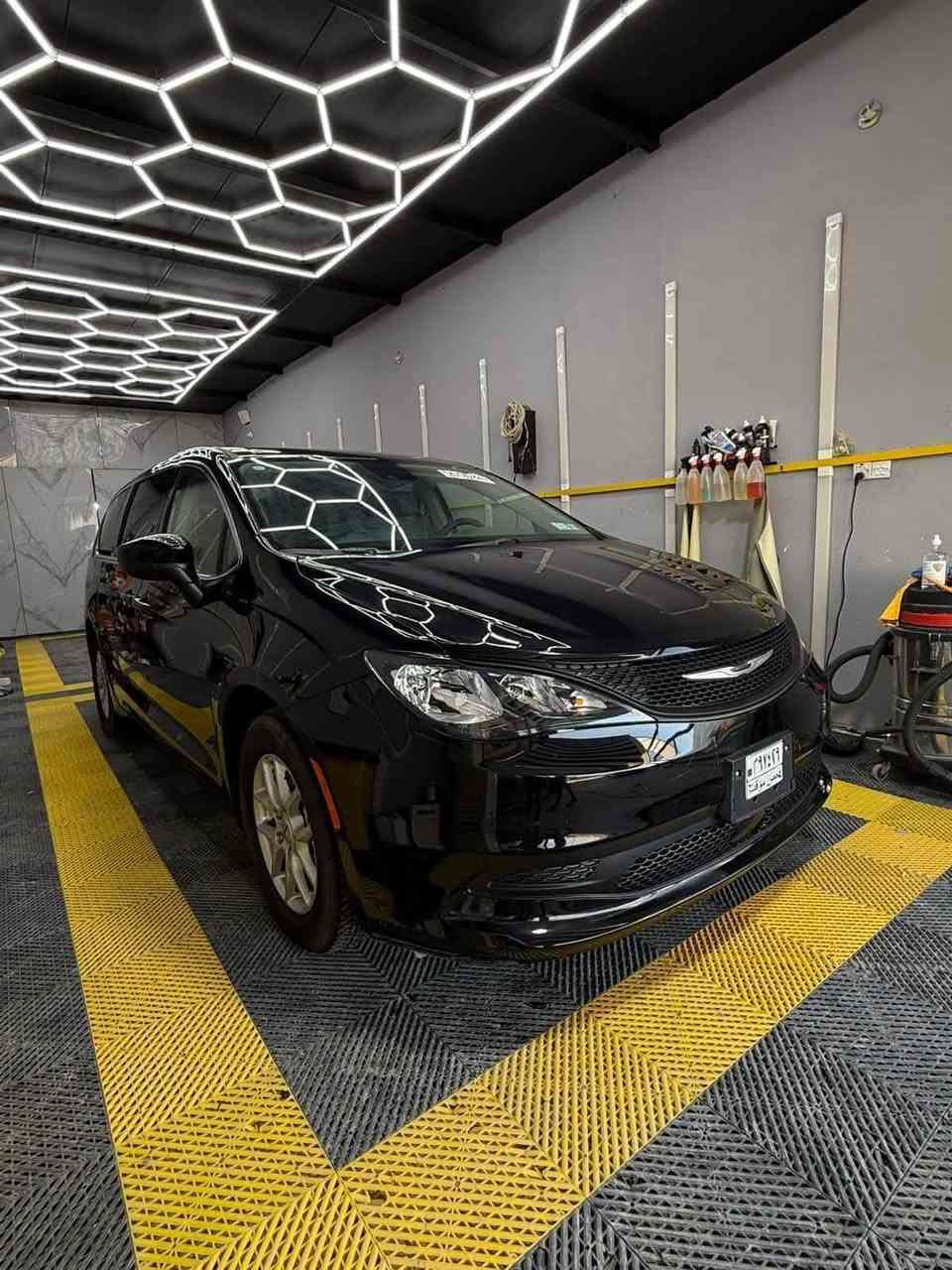 السلام عليكم بيع أو مراوس كرايسر  24 ماشيه حاليا 10 الف ميل حره بدون رقم محرك 3600 صور حادثه بل منشور تبديل جاملغ وصبغ باب سائق ٦ اسلندر ٧ راكب مكان السياره الديوانية السعر 225 ورقه وبيه مجال وللاستفسار الاتصال *********** مكاني الديوانيه
