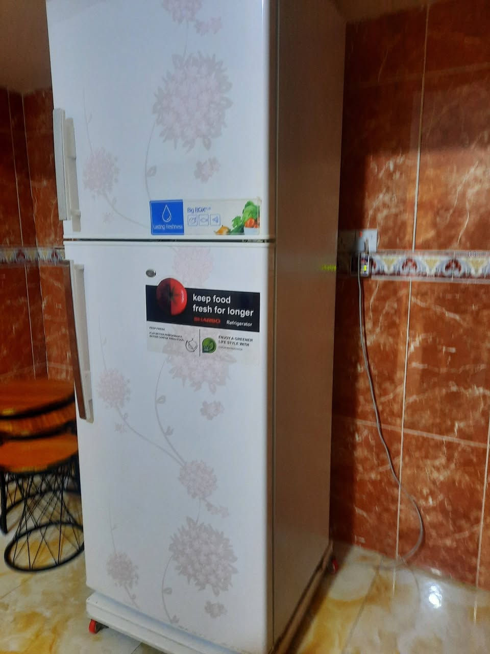 سلام عليكم ورحمة الله ثلاجه البيع مشاءالله جديده السعر ٣٠٠ وبيه مجال شي بسيط رقم ***********
