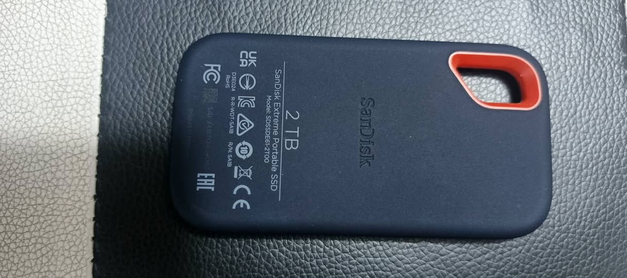 السلام عليكم هارد sandisk 2T مشتري جديد 
استخدام جدا بسيط سبب البيع عندي lenovo legion go حاسبة العاب محمولة واني استخدم الحويستك مالتها ف من ارفعها يضل الهارد نازل منها هو والكيبل ويضل يتدلى هسه ابينلكم بالصور ف كلت رام micro SD مدام بي منفذ اجيبلة تيرا المهم شباب سعرة 625 الف طبعا منزل من سعرة 165 الف مقدما ف سعرة قفل والي ما يعرف بيه رجاء يعبر المنشور هذا يعتبر افضل هارد بالعالم ضد الصدمات والماء والتلف وسرعة نقل خرافية تصل الى 1 گيگا بالثانية وحجمه وسهولة حمله وكل شي الي مهتم يراسلني واتس *********** طبعا تريد تجي تاخذه من البيت تشلع عيوني وتاخذه وانطيك ضمان 14 يوم حقيقي بي تحب توصيل هم عندي شتريد تتدلل
