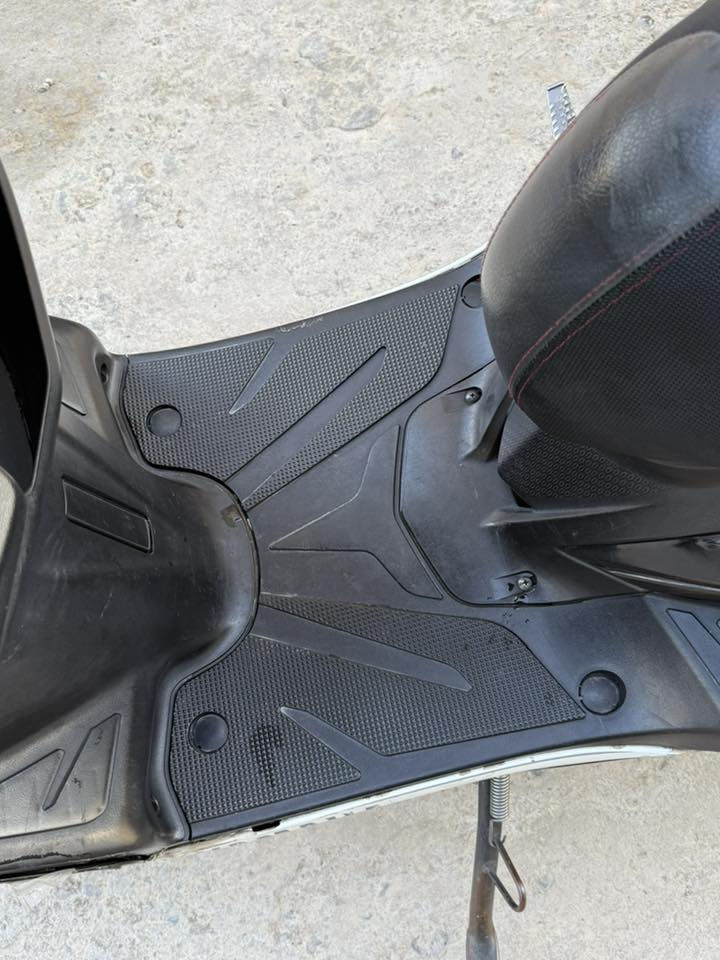 السلام عليكم سكنس فحل  رمبة  مرقم بغداد ب اسمي تحويل ثاني يوم كفالة المكينة من الفتح جديدة الدرتجة تخم تاير جديد بيها شوية الكفرات الامامية تعبانة متكسرة الليط ينراد ابو فايبر كلاس يصلحها 
للبيع مكانها بغداد الدورة 
***********
السعر 2,350,000  مليونين 350 الف وبيها مجال بسيط
