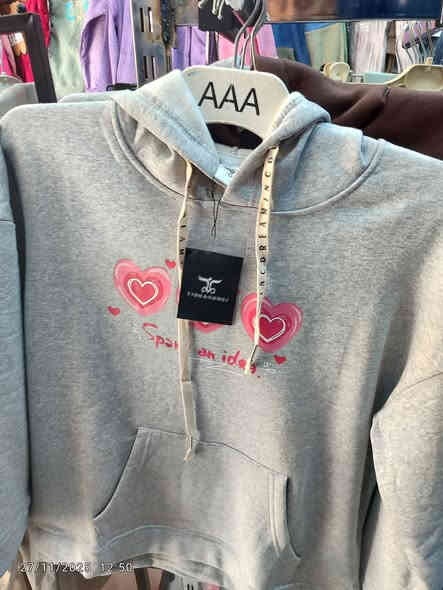 محل ملابس نسائية وأطفال للبيع
الموقع شارع الجنابات بضاعه حلوه وايجارة مناسب
امانة الله ورسوله المحل شغال وعليه رجل بس محد متفرغله 
للاستفسار *********** / ***********
