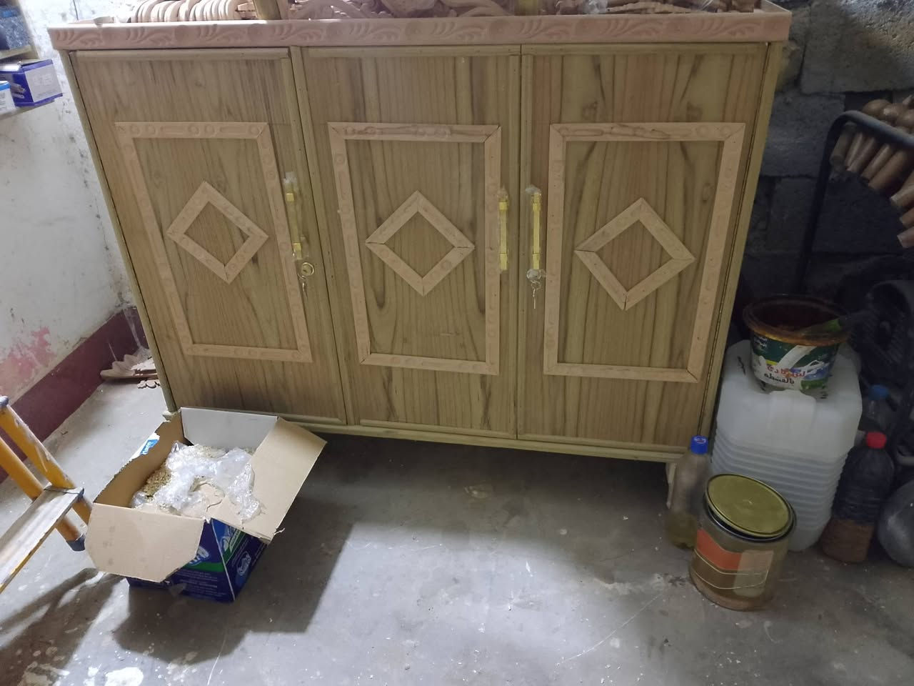 السلام عليكم لبيع كافه كناتير و بوفيات وبواب وجرابي شغل حسب الطلب وديكور شغل تسكام بلوك صاج (عنوان ميسان حي النداء قرب اساله ماء )  ستفسار اكثر(***********)
