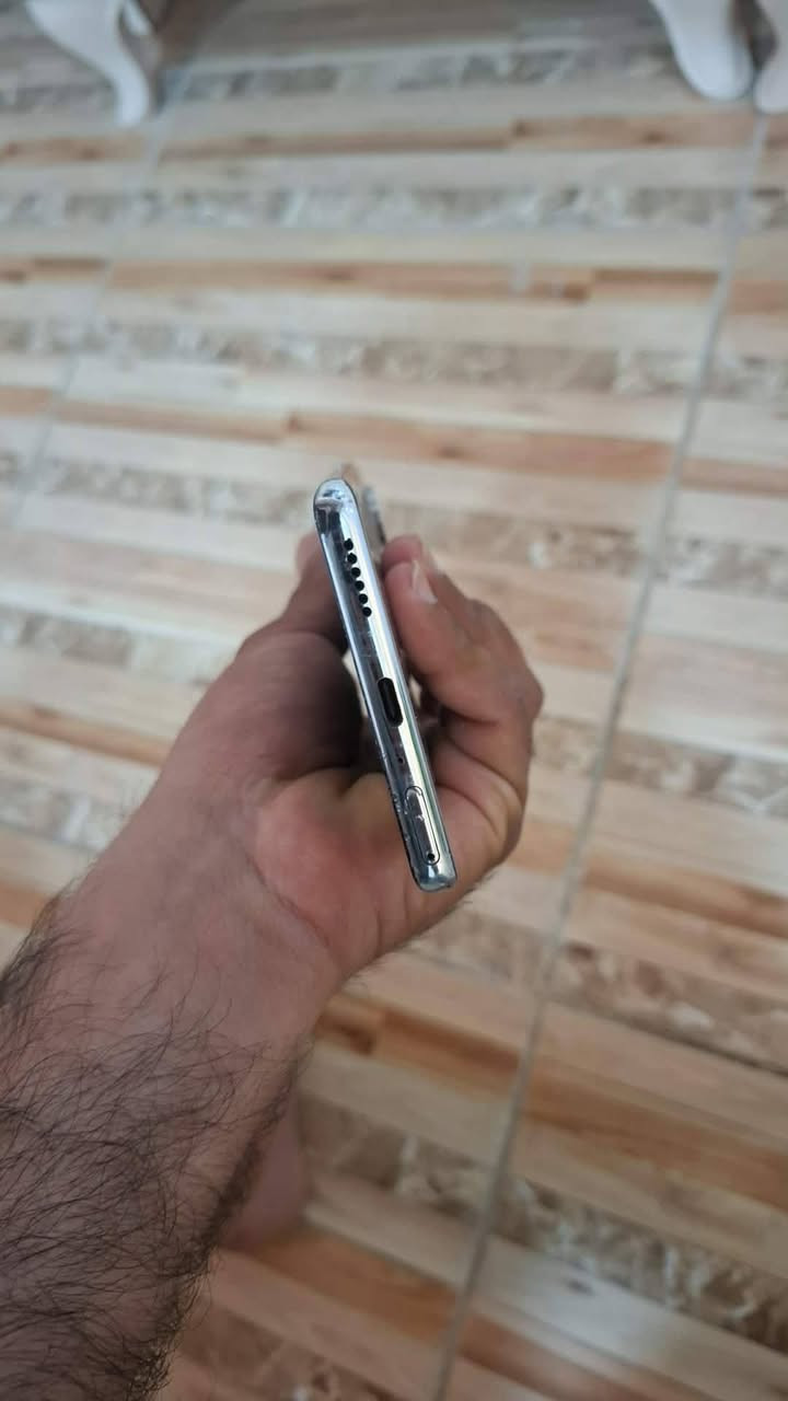 كامون ٤٠برو فايف جي ذاكره ٢٥٦ اب٨رام ملحقات فقط كارتون 
جهاز مبدل شاشه اصليه ١٢٠هيرتز والوان بلاديه كلش حلوه بس متدعم البصمه سعره ١٥٠الف قفل 
موحود توصيل فقط باعتماد ماستر ٥٠٠٠
مكاني ديالى خانقين 
***********

