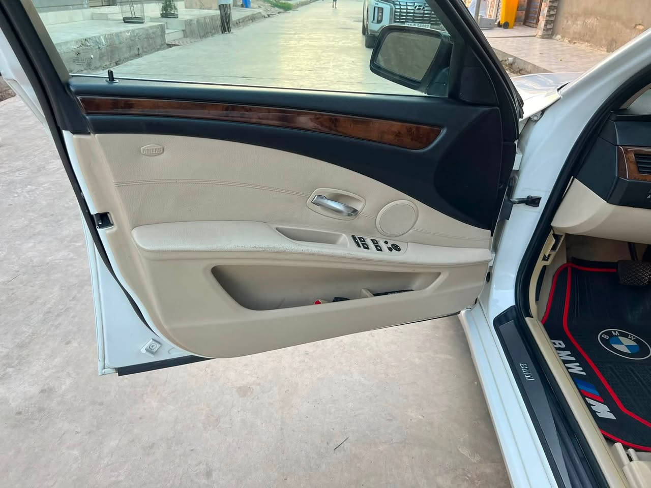بي ام E60 موديل ٢٠٠٨ وارد امريكي مكينه 3.5 توين تيربو
ضررها جاملغ الامامي جهه العبري بدون دواخل 
جاهزه مكينه وكير وحداديه وتخم تاير وتبريد 
ماشيه ٨٨ الف 
رقم بغداد بأسمي 
مكانها ذي قار / قلعة سكر 
تفاصيل اكثر الاتصال ع الرقم 
***********

السعر ١٣٠ وبيها مجال
