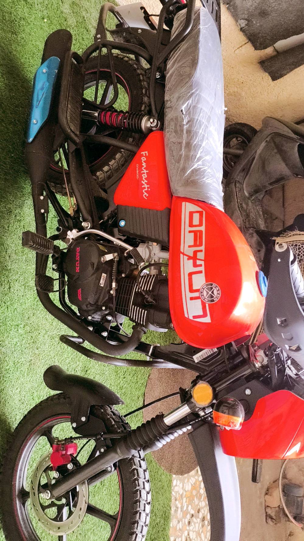  دايون  2026 
يا الله.. للبيع دراجة دايون جبلية (الأصلية) موديل 2026
المحرك: 200cc (قوة وعزم حقيقي، مو الـ 150).
الحالة: زيرو (بجياسهة)، مكفولة من كلشي وبشرط الفحص.
المواصفات التقنية:
نظام تشغيل عن بعد.
تجي وياها (2) بصمة و (2) سويج أصلية.
دشبول إلكتروني حديث.
منفذ شحن للموبايل.
الأوراق: مرقمة، سنوية، ولوحات (مكاتبة، وكالة، مداور.. شتريد حاضر).
ملاحظة: الدراجة مشتريهة قبل يومين بـ (3,050,000) ورايد ابيع بسبب ظرف طارئ.
💰 السعر: 2,750,000 دينار (والشراي يتصل ويدلل)
الدراجة بيهة ضمان سنة
📍 المكان: بغداد - مدينة الصدر (تجي لبيتي تفحص وتتأكد وتقتنع قبل ما تاخذها).
مكفولة من كلشي
📞 للتواصل: *********** (متوفر واتساب).