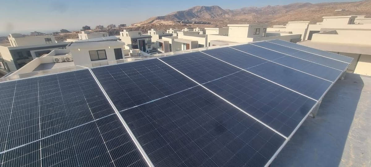 منظومة جديدة محافظة دهوك - فيلل ماربيلا 
تم اليوم الانتهاء من نصب منظومة شمسية high voltage في محافظة دهوك - فيلل ماربيلا للدكتورة لمى جلال حسن .  

منظومة هجينة بدون بطاريات تعمل اون كريد في الوقت الحالي مع امكانية اضافة بطاريات في المستقبل . تعطي المنظومة 45 امبير وارجاع الفائض الى الكهرباء الوطنية 
- انفيرتر هجين سوفار 10 كيلواط جهد عالي ضمان 5 سنوات 
- الواح 620 واط دبل وجه عدد 20 ضمان 12 سنة 
- حديد مغلون 
- واي فاي ،تحكم ومراقبة عن بعد .

 مكتب طاقة لنصب وتجهيز الطاقة الشمسية  
*********** 
*********** 
***********
:
#طاقة_شمسية
#طاقة_نظيفة
#HighVoltage
#Sofar
#OnGrid
#دهوك
#فيلل_ماربيلا
#الطاقة_المتجددة
#مكتب_طاقة
#SolarEnergy
#RenewableEnergy
