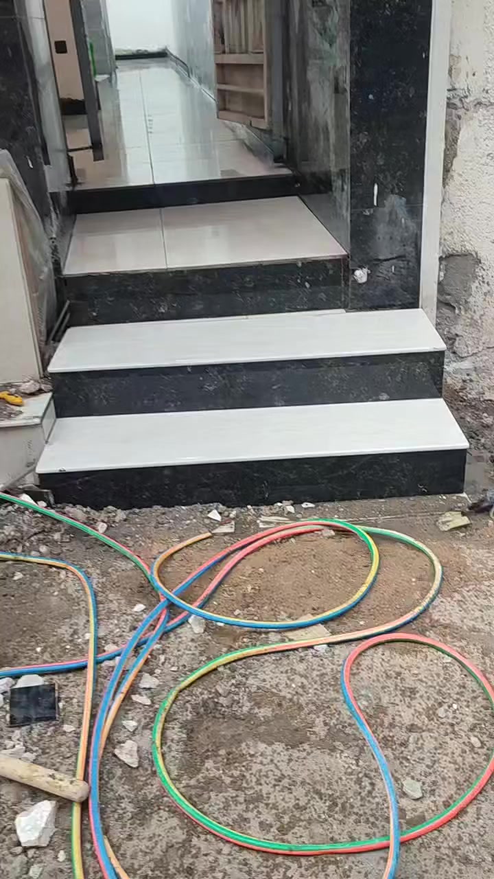 السلام عليكم خلفه مصري الانواع التطبيق البرسلين السيراميك ولكاشي والمرمر والجدران ارضيه شغل درجه اولي التواصل على الواتساب ***********
