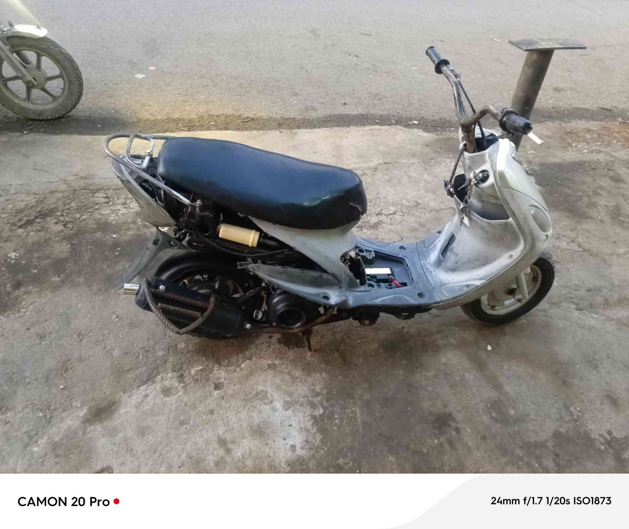 السلام عليكم شباب للبيع ماكينه 55 دراجه حلوه كفراته كامله وكان بغداد سعر 350 رقم الهاتف ***********
