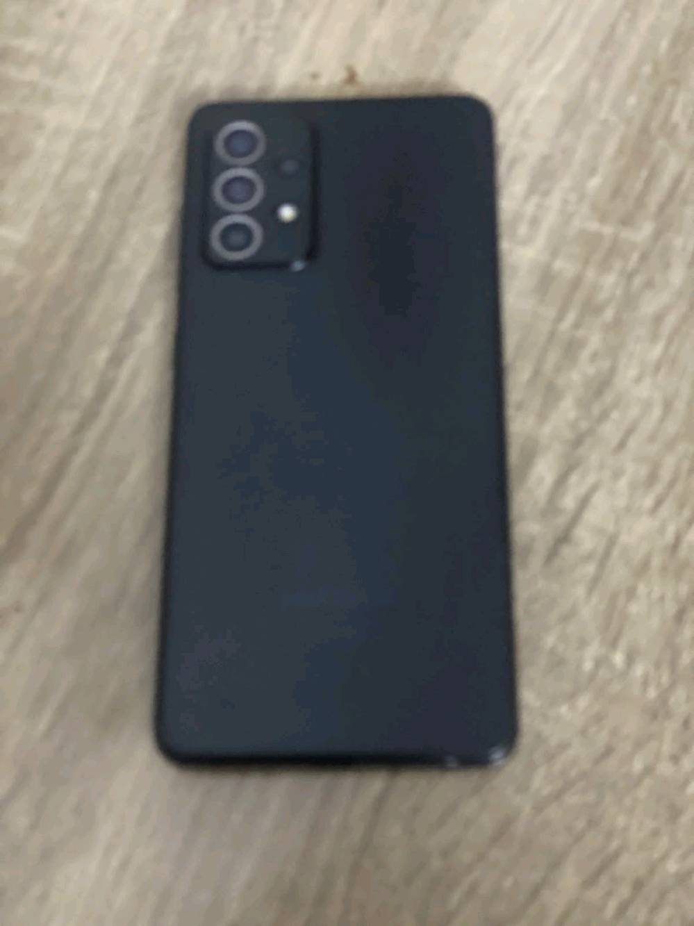 جهاز Samsung Galaxy A52 جهاز نضيف مابي اي شي بي لسكه ل حماية شاشه
اهم تفاصيل ​الشاشة: من نوع Super AMOLED بمقاس 6.5 بوصة، وبدقة FHD+، وتدعم معدل تحديث 90Hz لتجربة تصفح سلسة، مع طبقة حماية Corning Gorilla Glass 5 الذاكرة: يتوفر بنسخ تخزين 128 أو 256 جيجابايت، مع ذاكرة عشوائية (RAM) بسعة 8 جيجابايت.​المعالج: Snapdragon 720G، يقدم أداءً جيداً ومستقراً في المهام اليومية والألعاب المتوسطة.البطارية: بسعة 4500 مللي أمبير تدعم الشحن السريع بقوة 25 واط.الكاميرات: خلفية رباعية (الأساسية 64 ميجابكسل بمثبت بصري OIS لمنع الاهتزاز)، وكاميرا أمامية بدقة 32 ميجابكسل)) مراوس ب آيفون 12برو ماكس عنوان بغداد زعفرانيه  واتساب موجود