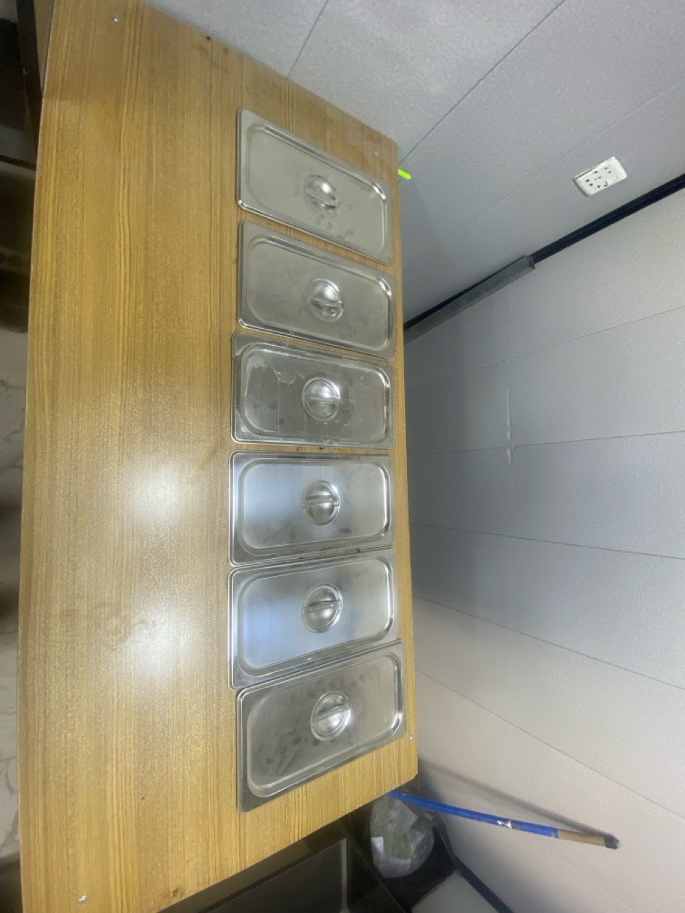 رفوف mdf مع ميز جديدات 
الرف يتحمل حمل ثكيل شغل درجه اولى
***********