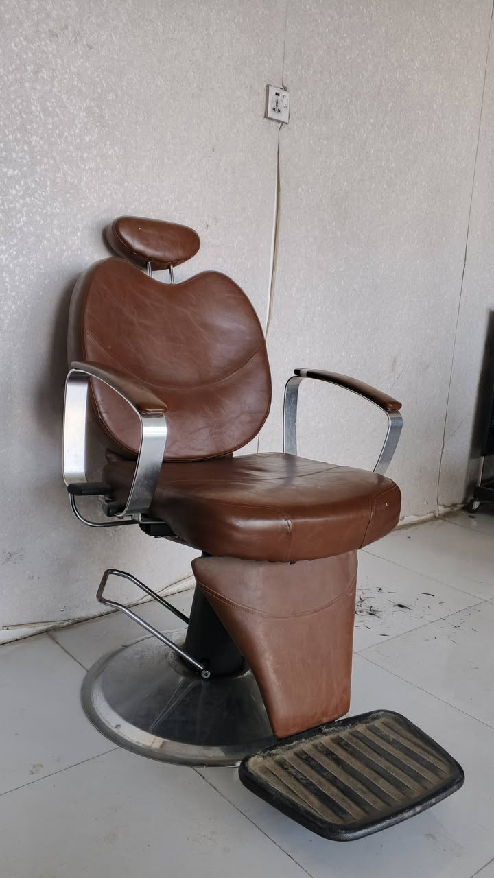 السلام عليكم
كرسي حلاقه نظيف وما بيه كل نقص جك شغال 
سعره ١٢٥ نهائي 
***********
