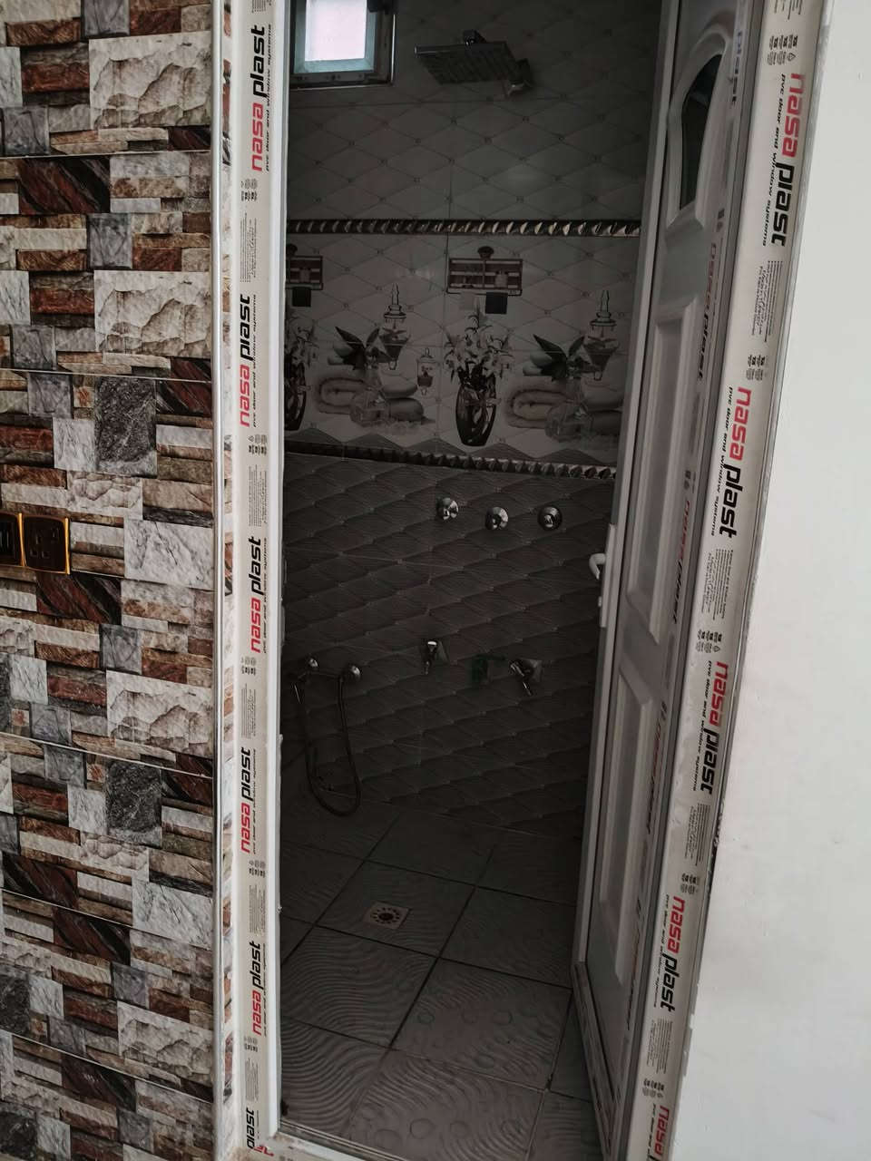 السلام عليكم دار للبيع منطقة المخابرات مساحه 100 متر طابق ونص طرمه ممرجانبي صالة وحولي ومطبخ ومنور  غرفتين نوم صحيات عدد3  البيت عالي عن الشارع البيت فارغ يعني تاخذ مفتاح بدون ما تنتضر هاي من جانب المشتري
البيت بأسمي نفس اليوم افتح بيان 
سعر 90 بي مجال بسيط 
***********
