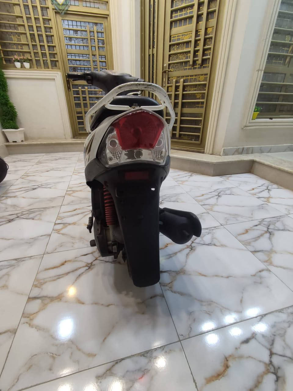 السلام عليكم شباب دراجه للبيع نوع يوماهة ماكس عدله ألون أبيض مختم والسوادات مختمه الدراجه مكفوله من الطول للطول الدراجه قبل تسع تيام من طالعه من الرمبه كلشي شغال بعدها على وضعها لا مغسوله ولا مبولشه باتري جديد ودهن جديد شلعه ومعدل الدراجه مامفتوحه جيب وياك ألف مصلح  السعر 1.300.000 وبيها مجال للطيبين للاستفسار الاتصال على هذا الرقم *********** أو خاص
