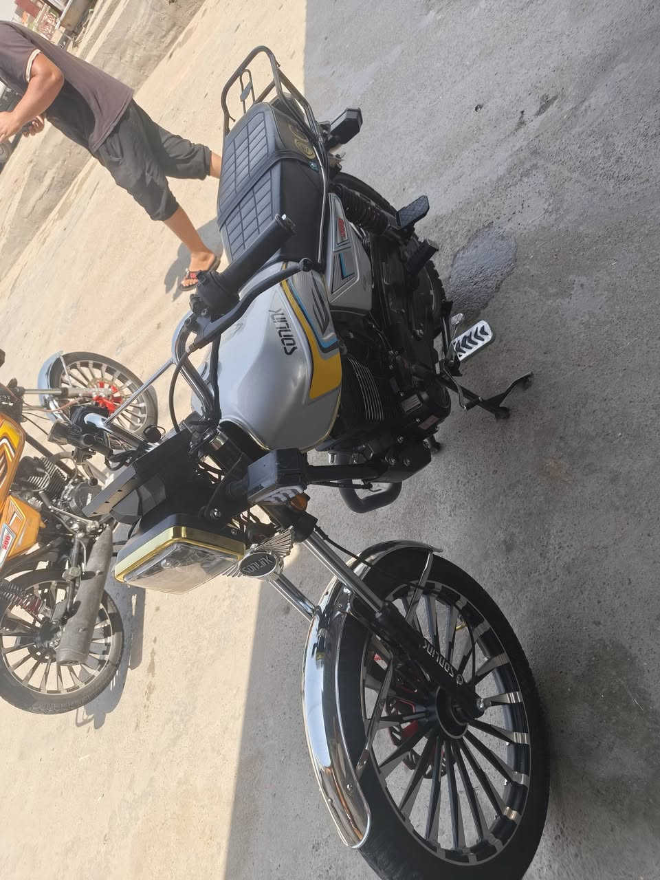 السلام عليكم دراجه سي بي اف مكاني بغداد الشارع سعر 850 وبيها مزاجي قليل مكان بغداد الشعله***********
