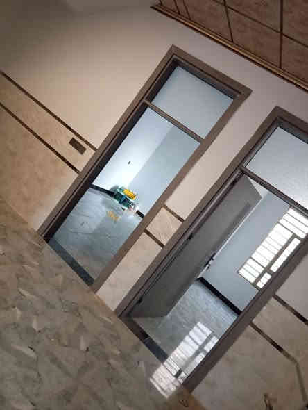 سلام عليكم دار البيع طابو زراعي سند 25 مساحه 150 متر طابقين طابق الرضي غرفتين نوم ستقبال وصاله ومطبخ وحمام وكراج طابق الثاني 3غرف نوم حمام وصاله البيت جاهز السكن الموقع بعقوبه التحرير الحولي السعر 125 وبي مجال بصيط ***********.       ***********
