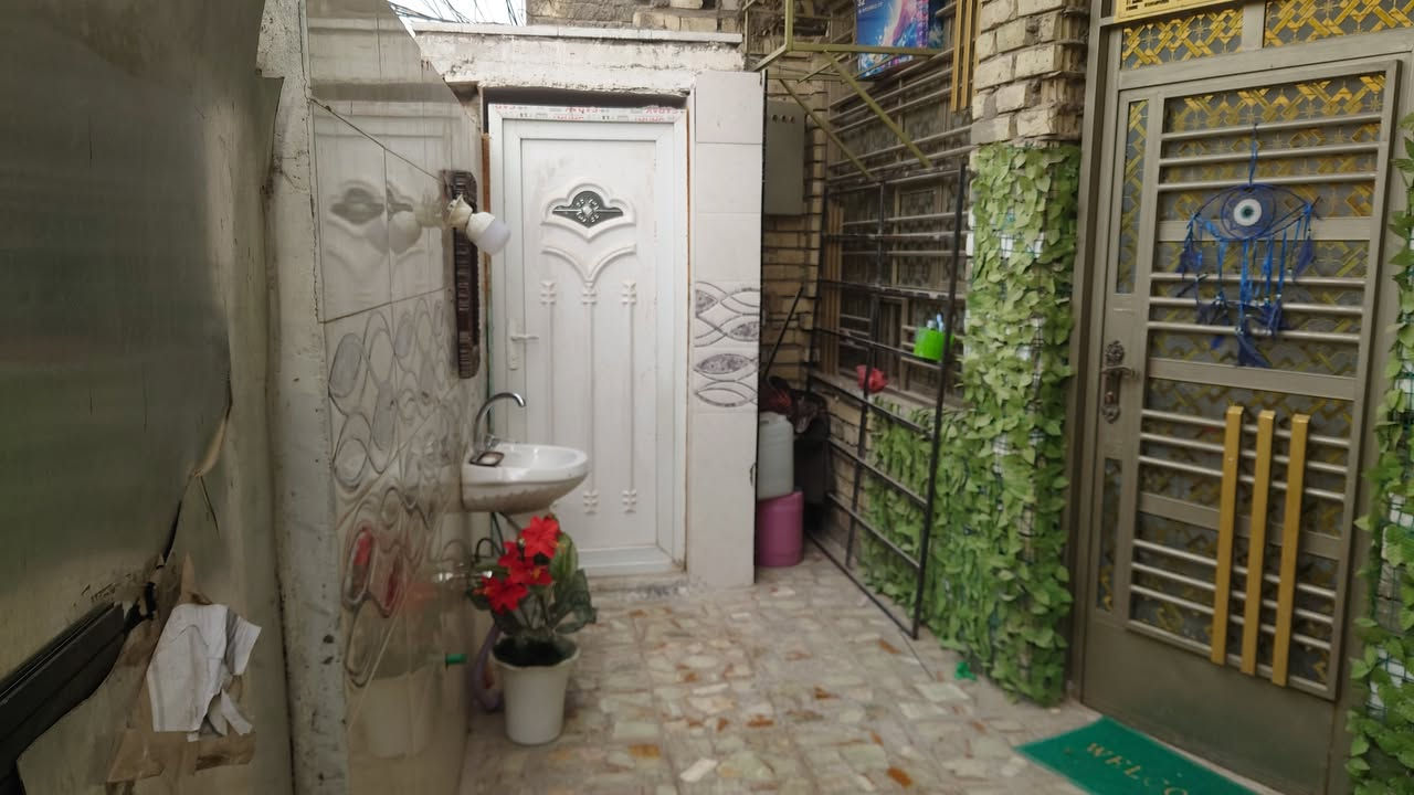 السلام عليكم بيت طابقين الزراعي سند 25  العبيدي حي الرئاسه شارع 20 كيعان ابو  رشاد مساحت البيت 98متر الواجيه 7نزال 14 الطابق الثاني نقصه كاشي ومحجر مال درج السطح شتايجر *********** السعر110
