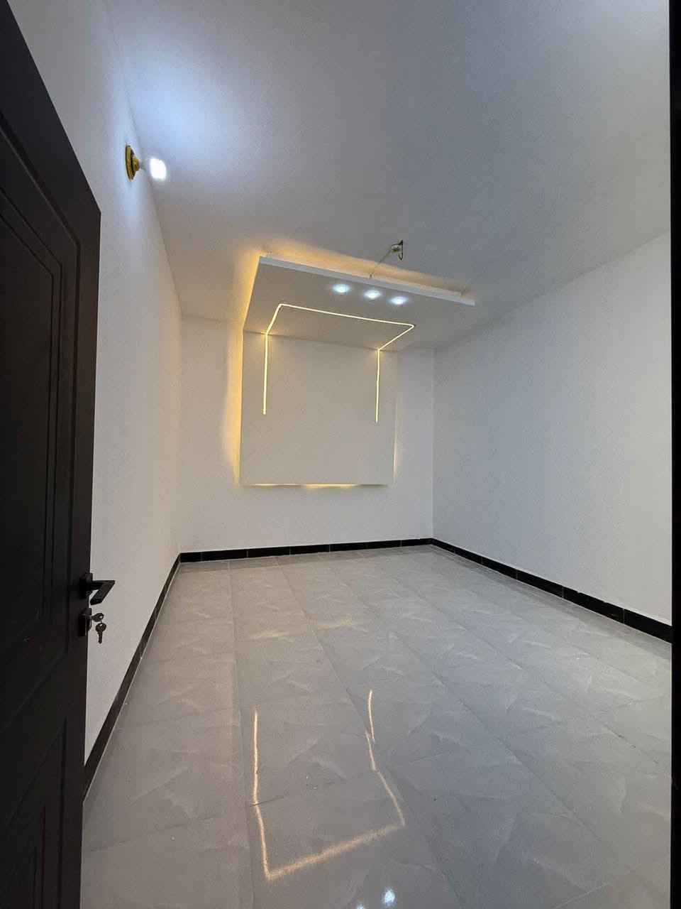 دار للبيع 150م🏡
لستفسار ***********::
طابو سند25 قرار محكمه 🏢📝

موقع /نجف 🏡الأشرف شارع المطار 
#مقابل قرية الغدير 
السعر 85 مليون وبيه مجال 

البناء درجة اولى كامل مفتاح 🔑🏡 

غرفتين /صاله/مطبخ / ستقبال/ صحيات/

بناء فول/ اساس + سقف كونكريت + طابوك

ألخدمات 🏡 ماء/كهرباء/مدارس/سوق/تبليط/لحد الباب
