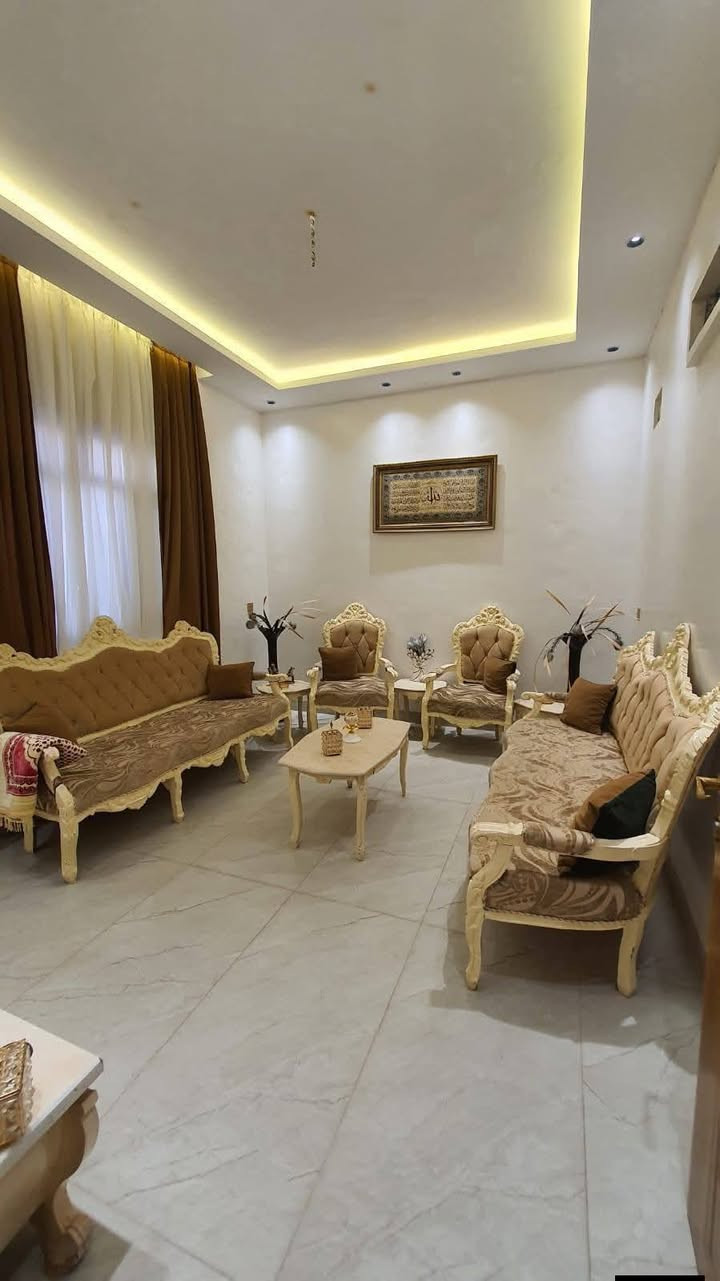 🏡 دار للبيع – فرصة مميزة
دار للبيع في بداية مزارع زبونه، مقابل حي الفلاح الثانية
📍 المدخل المقابل لمحطة تعبئة المنهل.
🔹 مساحة الدار: 176 متر
🔹 الوضع: ركن، طابق ونصف، بناء حديث
🔹 واجهة الدار: 12 متر
🔹 الاتجاه: شروق تام + شمال
🔹 الخدمات: ماء، كهرباء، تبليط كامل
📄 السند:
سند بستان زراعي نموذج (25)
معاملة البلدية مسلّمة ويوجد كرت بلدية.
🧱 تفاصيل البناء:
الطابق الأول:
كراج 🚗
استقبال
هول داخلي
غرف نوم عدد (2)
مطبخ
صحيات
مناور إنارة
الطابق الثاني:
هول موزّع
غرف نوم عدد (2)
سطح ناصي وعالي
📞 للاستفسار الاتصال على:
***********
***********
📍 أو زيارة موقع المكتب الكائن في:
حي البكر – سايدين كنيسة تايتنك – مقابل مرطبات الصفار
