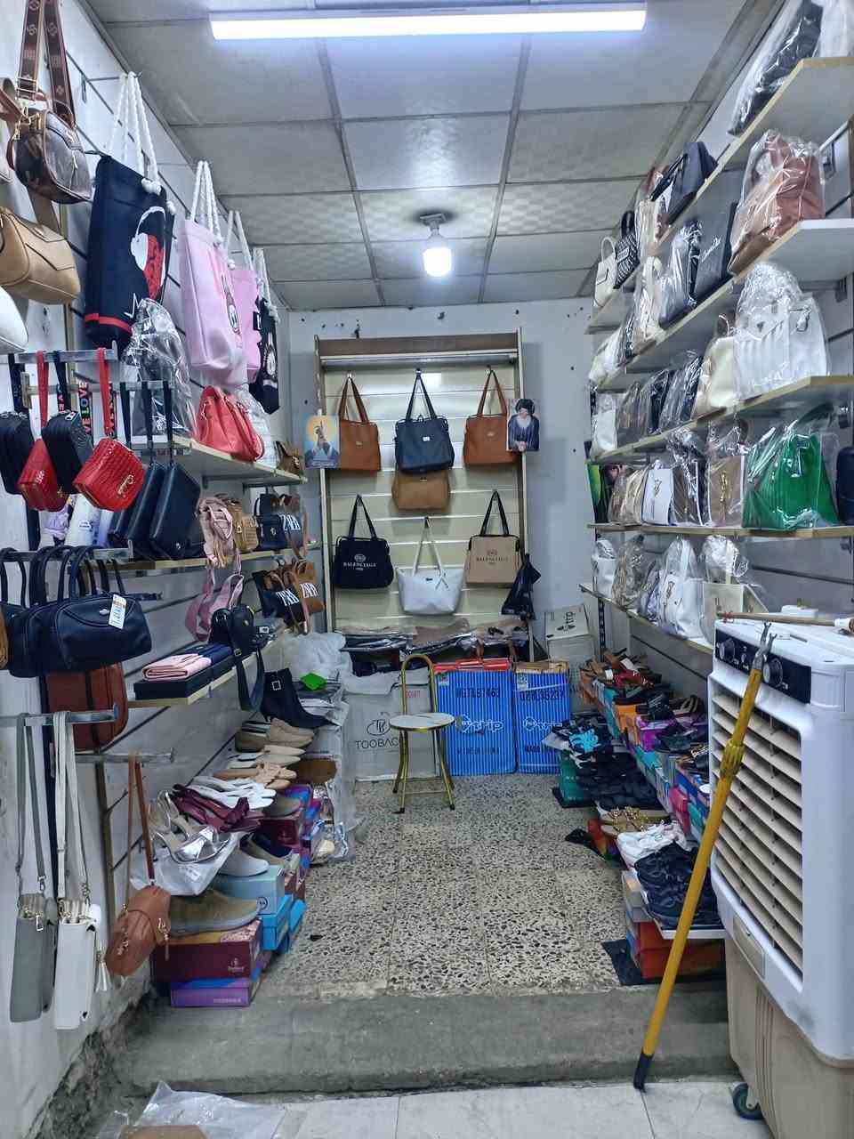 السلام عليكم ورحمة الله
محل حقائب واحذية نسائي سر قفلية مع البضاعه للبيع 

عنوان المحل / سوق الرياض مقابيل جامع وحسينة الهدى 

الإتصال على الرقم...  ***********
