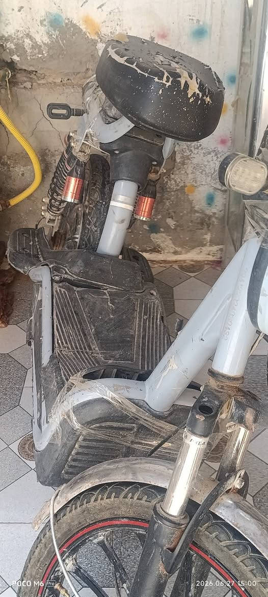 دراجة شحن
كاملة عوزها بطاريات بطارياتها تعبن 
وبيها كسر بلبل كفر مثل ما موضح امامك بل صورة 
سعرها 120الف بيهامجال حك الجية
للتواصل واتساب ***********
