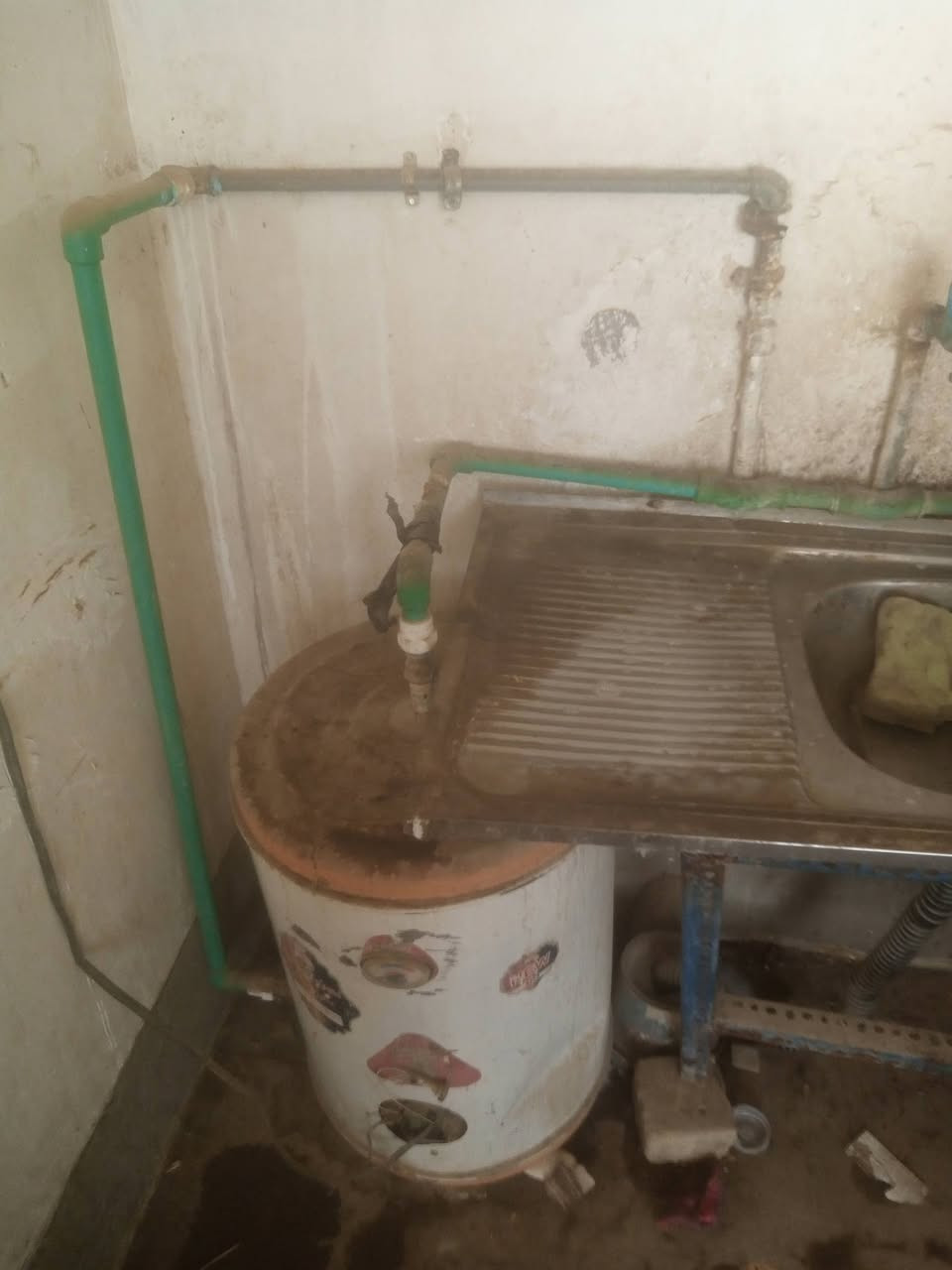 سلام عليكم ثلاجه ومجمده  وكيزر شرط شغل مكاني حله شارع ام البنين قرب اسواق الديره هاتف ***********
