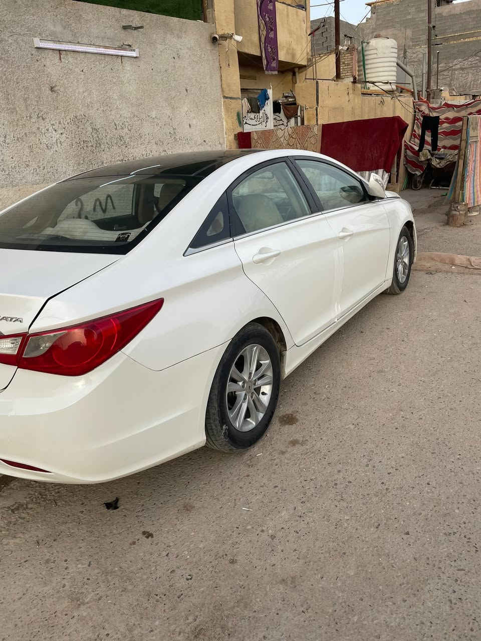 السلام عليكم 
شباب سوناتا 2011 خليجي فول مواصفات ما عدا البصمه محرك 2400 دوش مرغوب كير وحداديه خير من الله تخم تاير بيها بابين امبدل اصلي اصليات نفس اللون السياره حلوه  احلى من الصور رقم سليمانيه باسمي تحويل ثاني يوم السعر 115 وبيها مجال بسيط اتصل وادلل
والسونار موجود
***********
