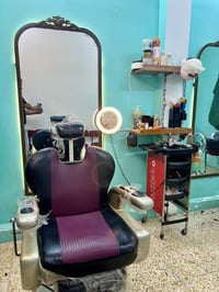 متوفر للبيع كرسي حلاقة نضيف +مرايه جديده السعر 200وبيهن مجال حك جيه تو...